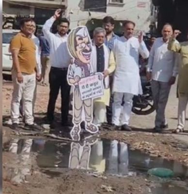 दिल्ली की बदहाल सड़कों और प्रदूषण के लिए केजरीवाल जिम्मेदार : दुष्यंत गौतम 