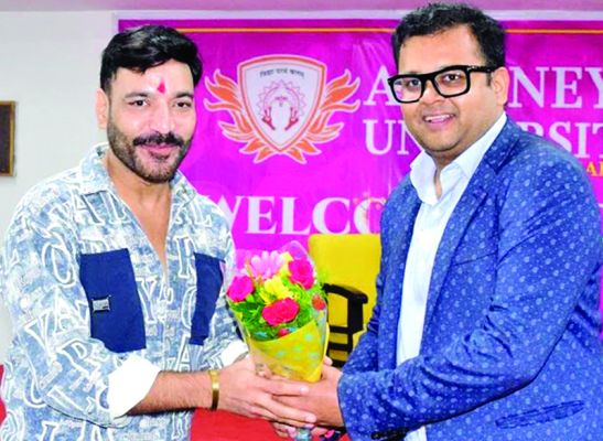 कुम्हार के पास मिट्टी बनकर जाएंगे तो हमें नया आकार मिलेगा, नई संरचना मिलेगी-एक्टर अनुज
