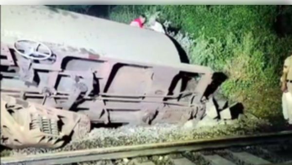 रतलाम रेलवे स्टेशन के पास मालगाड़ी के तीन डिब्बे पटरी से उतरे, बड़ा हादसा होते टला 