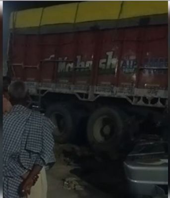 यूपी के मिर्जापुर में ट्रैक्टर-ट्रक की जोरदार टक्कर, 10 की मौत 3 घायल