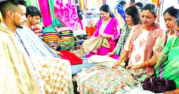 गास मेमोरियल स्थित स्वदेशी खादी महोत्सव में दिखा जबरदस्त प्रतिसाद 
