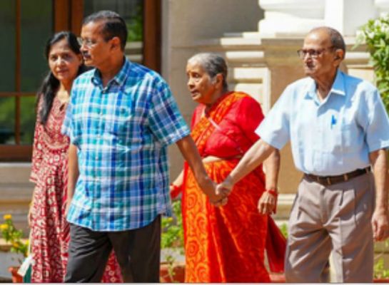 सीएम हाउस छोड़ नए आवास में पहुंचे पूर्व मुख्यमंत्री केजरीवाल 