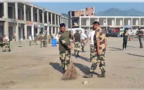 राजौरी में सफाई अभियान चलाकर बीएसएफ ने दिया स्वच्छता का संदेश 