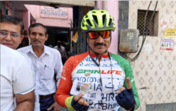 मतदाताओं को वोट के प्रति जागरूक करने ग्रेटर नोएडा से बल्लभगढ़ पहुंचा 'साइकिल मैन' 