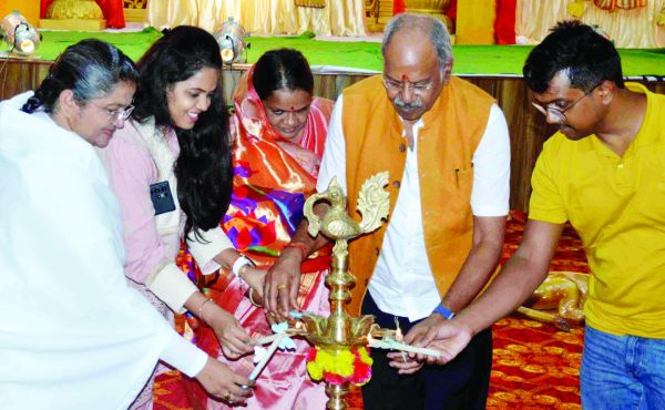 चैतन्य देवियों की झांकी को शुरू किया सांसद बृजमोहन-परिवार ने