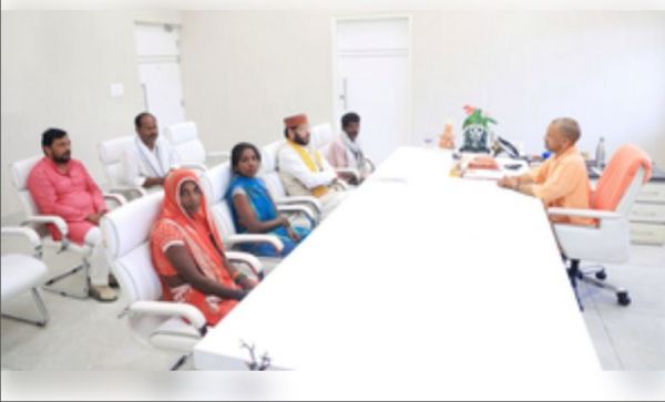 अमेठी हत्याकांड के पीड़ित परिवार से सीएम योगी आदित्यनाथ ने की मुलाकात 