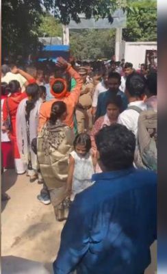 यति नरसिंहानंद से जुड़े कार्यकर्ता और भक्तगणों ने डाला कमिश्नर ऑफिस के बाहर डेरा 