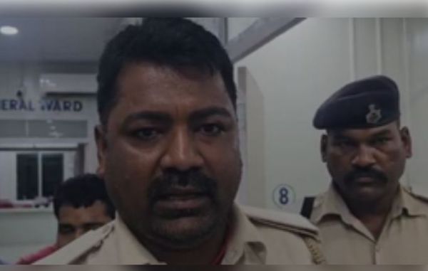 बिहार : गड्ढे में जा गिरी विदेशी पर्यटकों से भरी बस, आठ घायल, तीन की हालत गंभीर 