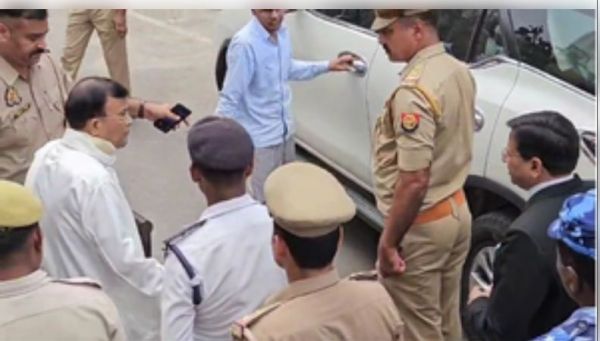 हाथरस सत्संग कांड मामले में न्यायिक आयोग के सामने पेश हुए बाबा नारायण साकार