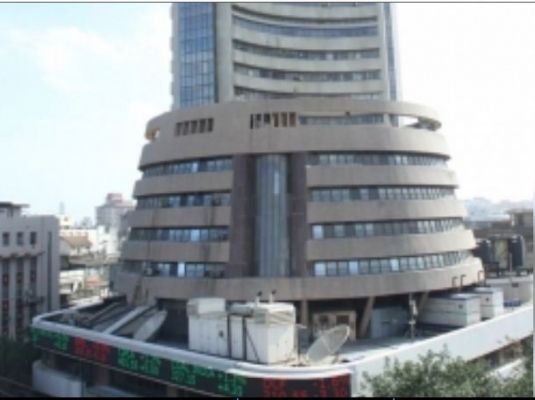 भारतीय शेयर बाजार लाल निशान में बंद, सेंसेक्स 230 अंक फिसला