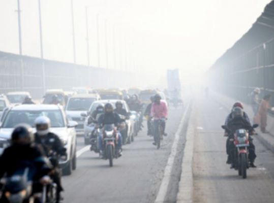 दीपावली से पहले ही खराब हो रही है आबो हवा, नोएडा और गाजियाबाद में एक्यूआई पहुंचा खतरनाक जोन में  