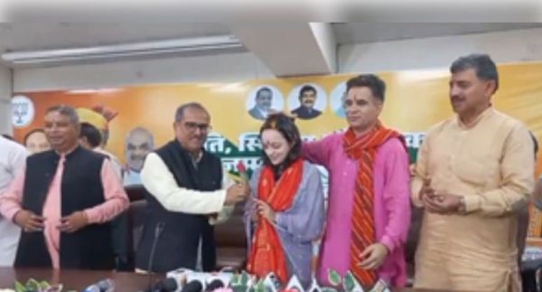 जम्मू-कश्मीर में भाजपा के नए विधायकों का पार्टी मुख्यालय में गर्मजोशी से स्वागत 