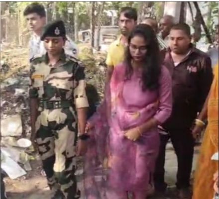 बिहार : फल विक्रेता की बेटी ने ज्वाइन किया बीएसएफ, गांव में जोरदार स्वागत 