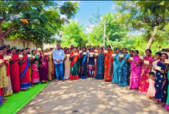 तेलंगाना के ग्रामीणों ने राहुल गांधी से की चुनाव के दौरान दी गई गारंटियों को लागू करने की मांग 