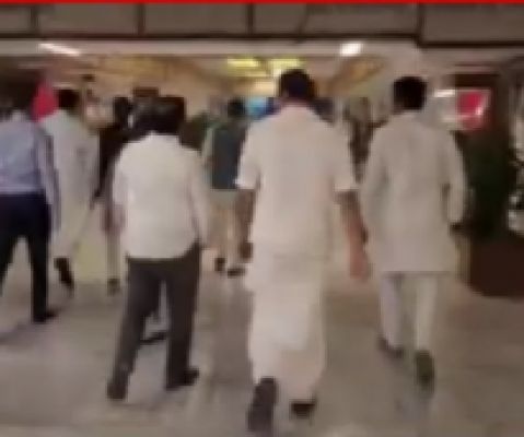 कई विपक्षी सांसदों ने वक्फ विधेयक संबंधी समिति की बैठक से वाकआउट किया