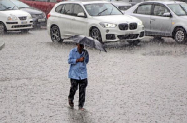 बेंगलुरु में भारी बारिश के बाद सामान्य जनजीवन अस्त-व्यस्त 