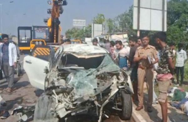 फतेहपुर: तेज रफ्तार कार खड़े ट्राला में घुसी, तीन लोगों की दर्दनाक मौत