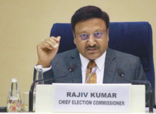 पिथौरागढ़ में मुख्‍य चुनाव आयुक्‍त राजीव कुमार के हेलीकॉप्टर की इमरजेंसी लैंडिंग 