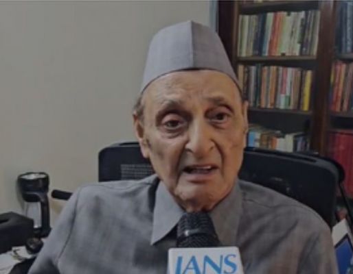 भारत-पाक के बीच द्विपक्षीय वार्ता आवश्यक, लेकिन पहले आतंकवाद रोके पाकिस्तान : कर्ण सिंह 