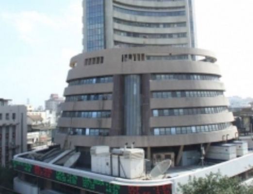 सेंसेक्स 318 अंक गिरा, ऑटो और आईटी सेक्टर पर रहा दबाव 