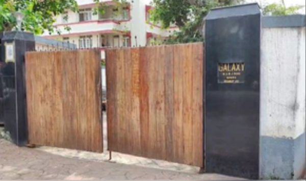 सलमान खान के गैलेक्सी अपार्टमेंट की सुरक्षा बढ़ाई गई, एके-47 जैसे हथियारों के साथ पुलिस मौजूद 