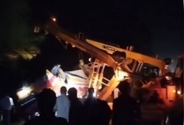 सिद्धार्थनगर में नाले में गिरी बस, 3 की मौत, साइकिल सवार को बचाने की कोशिश में हादसा 