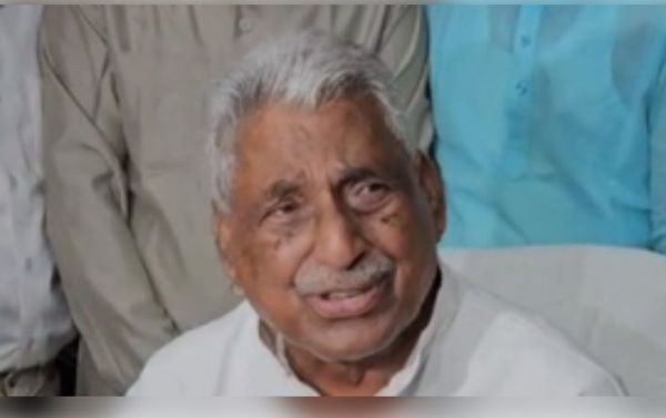 बहराइच हिंसा: सपा नेता माता प्रसाद पांडे को पुलिस ने दंगा प्रभावित इलाके में जाने से रोका 