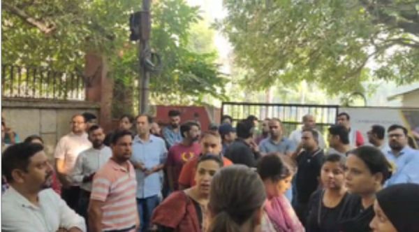 डिजिटल रेप : अभिभावकों ने किया स्कूल में हंगामा, डीएम ने जांच के लिए बनाई कमेटी 