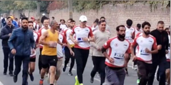 कश्मीर की पहली अंतर्राष्ट्रीय मैराथन शुरू, उमर अब्दुल्ला और सुनील शेट्टी ने दिखाई हरी झंडी 