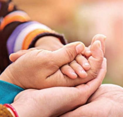 अमेरिकी दम्पति ने धनबाद की एक अनाथ बच्ची को गोद लिया