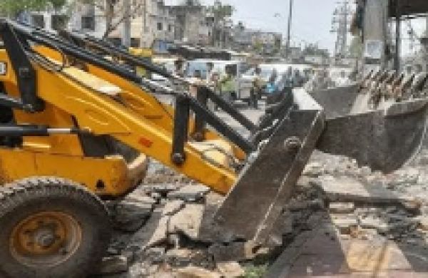 आरएसएस से जुड़े लोगों पर हमला: अधिकारियों ने आरोपी पिता-पुत्र के खिलाफ बुलडोजर कार्रवाई की