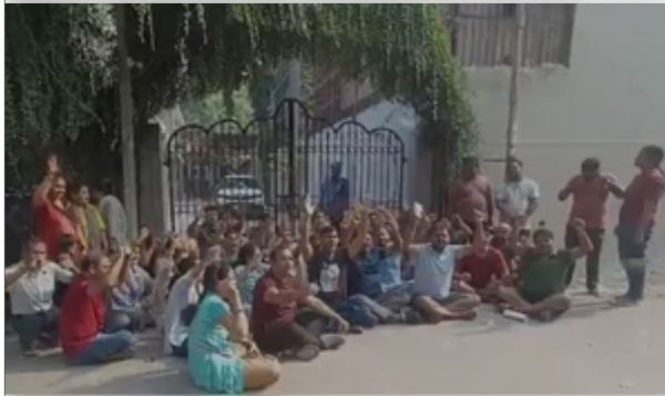 नोएडा : मॉडर्न स्कूल के बाहर अभिभावकों का प्रदर्शन, स्कूल की प्रिंसिपल को हटाने की मांग