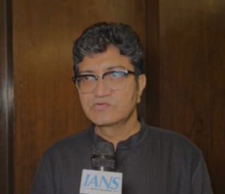 पीएम मोदी वसुधैव कुटुंबकम की बात करते हैं: प्रसून जोशी 