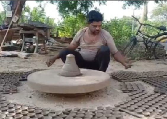 राजस्थान : बाजार में इलेक्ट्रॉनिक आइटम आने से दीपक बनाने वाले कुम्हारों को हो रहा नुकसान 