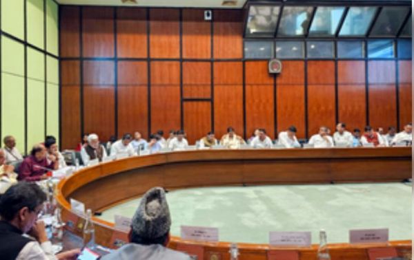 जेपीसी की बैठक में जोरदार हंगामा, टीएमसी सांसद कल्याण बनर्जी ने फोड़ी बोतल 