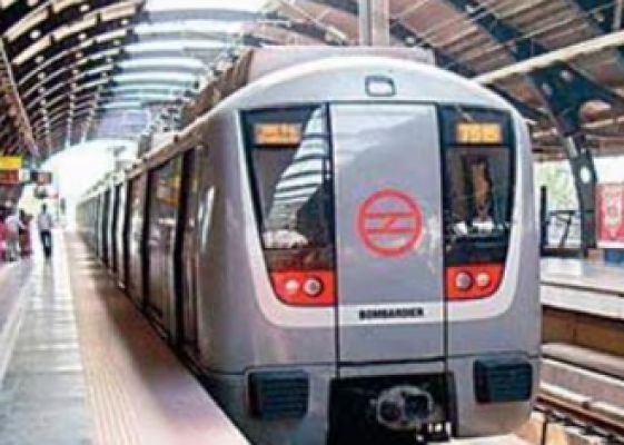 कोलकाता मेट्रो ट्रेन के आगे एक व्यक्ति के कूद जाने से सेवाएं प्रभावित: अधिकारी