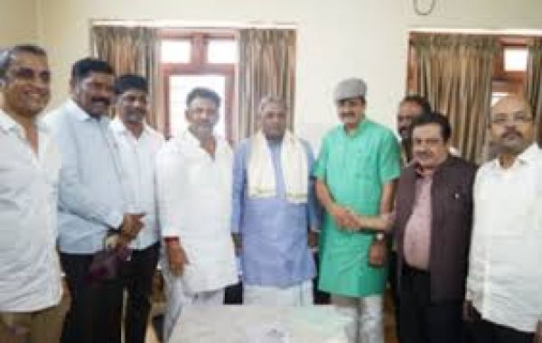 कर्नाटक में विधानसभा उपचुनाव से पहले भाजपा नेता योगीश्वर कांग्रेस में शामिल