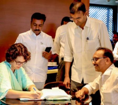 प्रियंका गांधी ने वायनाड सीट से दाखिल किया नामांकन, राहुल और सोनिया रहे मौजूद 