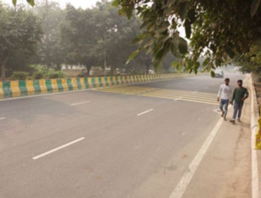 तेज हवा से प्रदूषण से कुछ राहत, नोएडा व गाज‍ियाबाद के कई इलाके रेड जोन से बाहर 