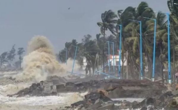 ओडिशा के करीब पहुंचा चक्रवाती तूफान ‘दाना’, तटीय इलाकों में हुई भारी बारिश