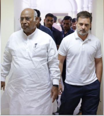 चक्रवात दाना को खड़गे और राहुल गांधी ने बताया गंभीर प्राकृतिक आपदा, केंद्र से लगाई मदद की गुहार 