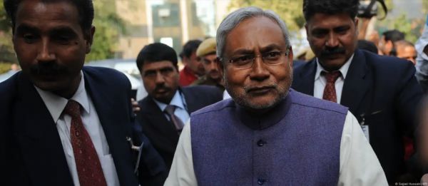 बिहार: क्या वोट के चक्कर में ढोई जा रही शराबबंदी