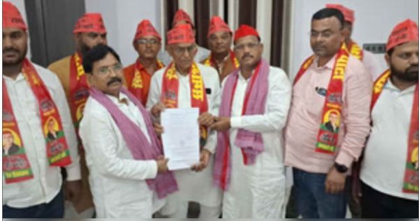 झारखंड में आधी रात को कटा कांग्रेस विधायक का टिकट, तड़के चार बजे शामिल हो गए सपा में 