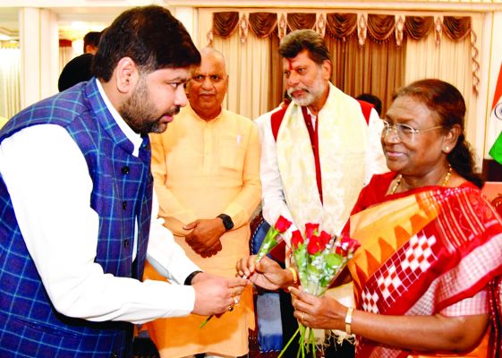 राष्ट्रपति मुर्मु से विग की सौजन्य भेंट