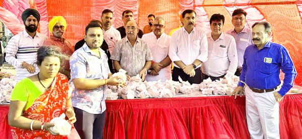 दीप वितरण से समाज के अंतिम पायदान पर स्थित लोगों के घरों में उजाला फैलाने का लक्ष्य-पारवानी