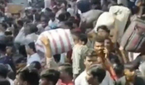 महाराष्ट्र: मुंबई के बांद्रा टर्मिनस स्टेशन पर भगदड़, कई घायल