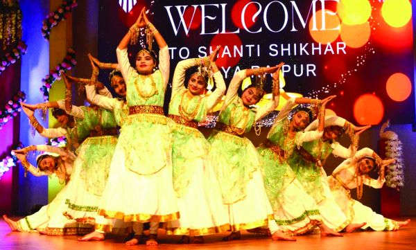 शांति शिखर में नन्हें कलाकारों की रंगारंग प्रस्तुति और मधुर स्वर गीत ने सभी को किया भाव विभोर