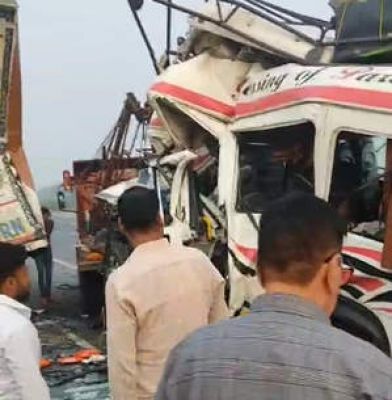 फिरोजाबाद: आगरा-लखनऊ एक्सप्रेसवे पर ट्रैवलर बस खड़े ट्रक से टकराई, 1 की मौत और 15 से ज्यादा घायल 