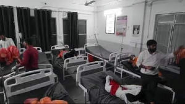 आगरा-लखनऊ एक्सप्रेसवे पर टूरिस्ट बस ट्रक से टकराई, पांच लोगों की मौत, 20 घायल