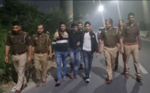 नोएडा : दो लुटेरों को पुलिस ने किया मुठभेड़ में गिरफ्तार, अवैध हथियार समेत अन्य सामान बरामद
